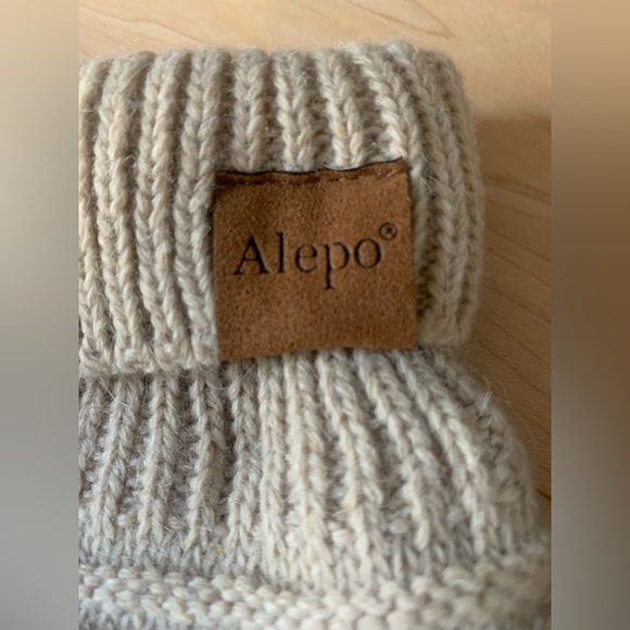 Scarf (20% cashmere) and 2 pair of gloves - Picture 4 of 6